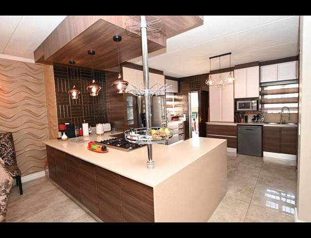 4 BEDROOM HOUSE FOR SALE IN LONEHILL